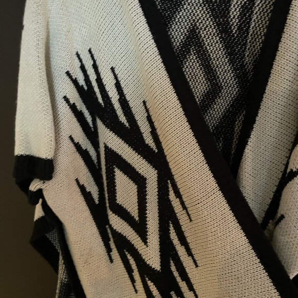 Cake and Roses OS poncho with fringe bottom - Picture 3 of 10